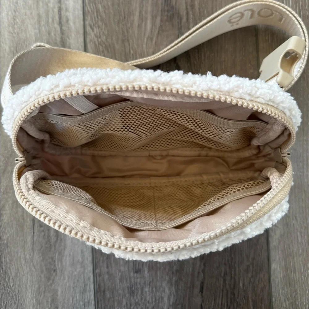 Lolë Crossbody Bag Cream / Tan Sherpa Unisex Belt Bag Adjustable Fanny Pack